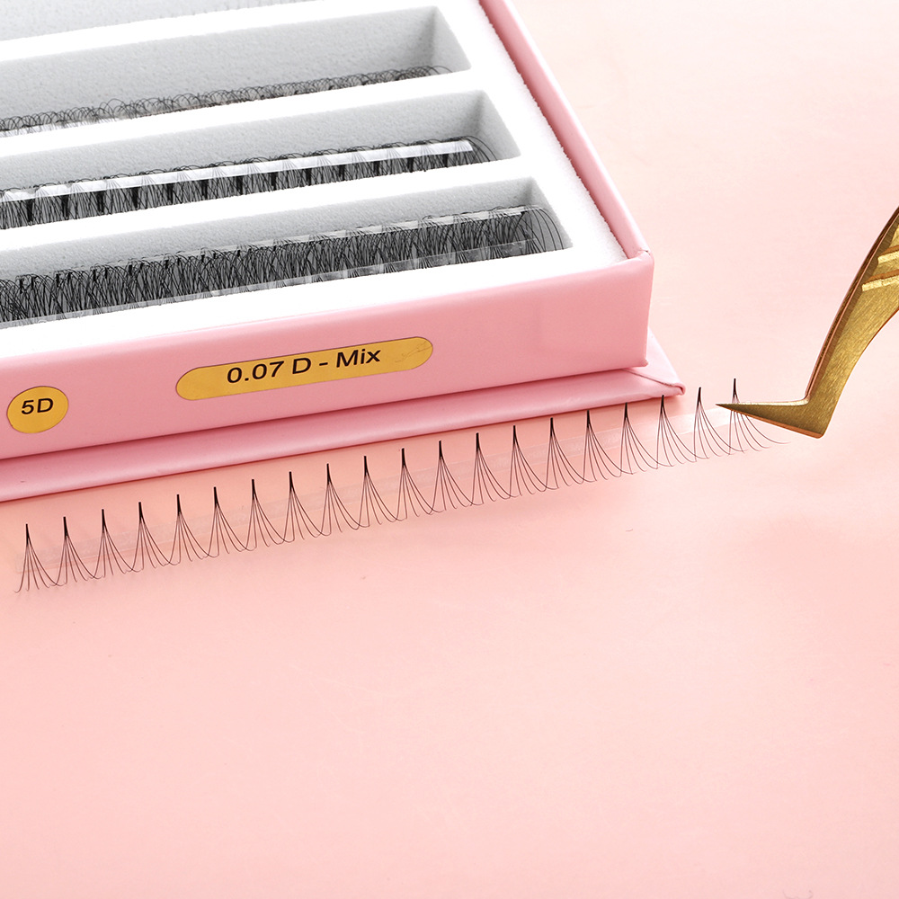 رموش مجمعة مسبقًا بقاعدة مدببة - مراجعة Mega Volume Lash وسعره